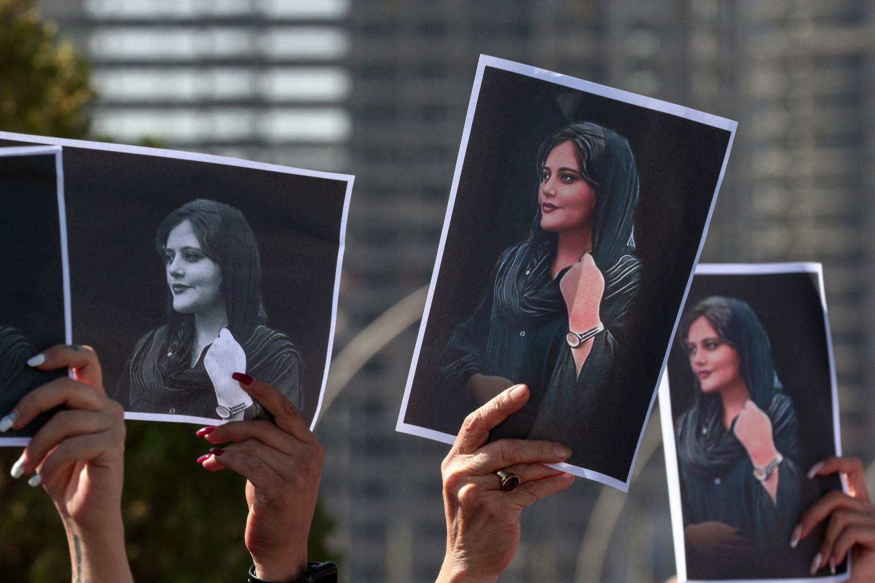 Las mujeres sostienen carteles con la imagen de Mahsa Amini, de 22 años, quien murió bajo la custodia de las autoridades iraníes, durante una manifestación denunciando su muerte por kurdos iraquíes e iraníes frente a las oficinas de la ONU. Foto: AFP