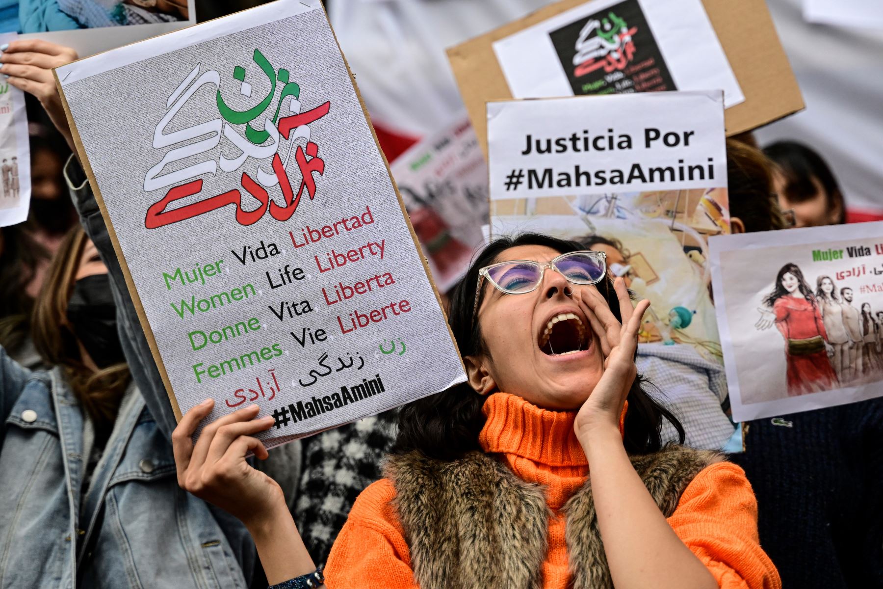 Mujeres miembros de grupos feministas y migrantes iraníes realizan una manifestación en apoyo de Mahsa Amini. Foto: AFP
