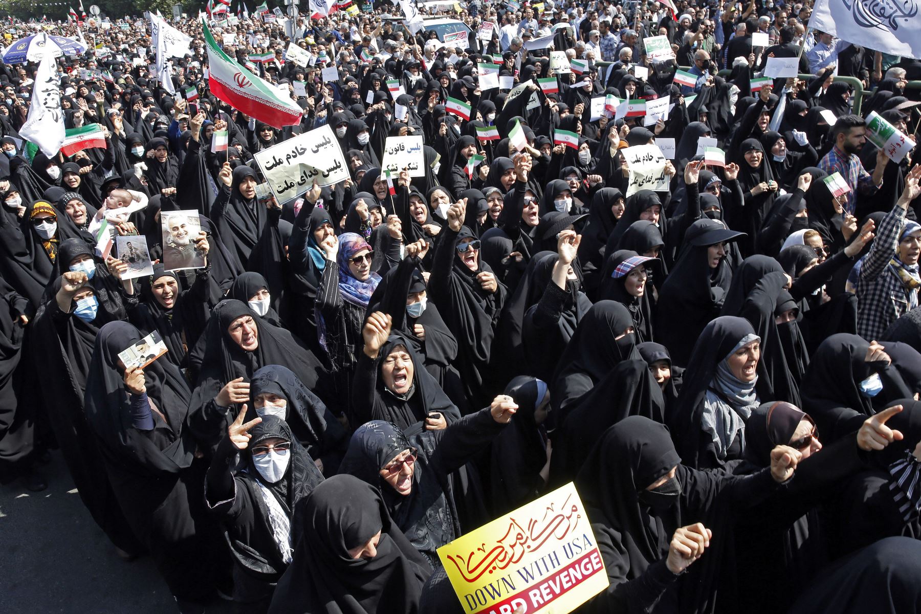 Miles de personas marcharon el viernes por la capital de Irán durante una manifestación a favor del hijab. Foto: AFP