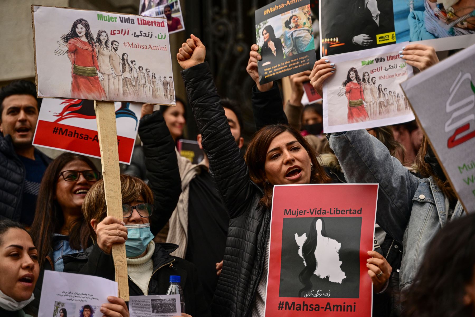 Mujeres miembros de grupos feministas y migrantes iraníes realizan una manifestación en apoyo de Mahsa Amini. Foto: AFP