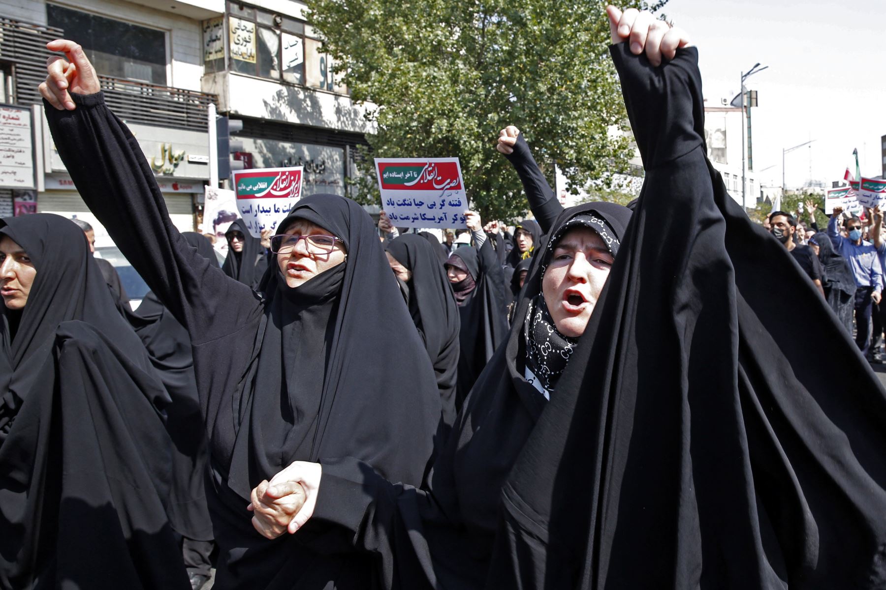 Miles de personas marcharon el viernes por la capital de Irán durante una manifestación a favor del hijab, Foto: AFP