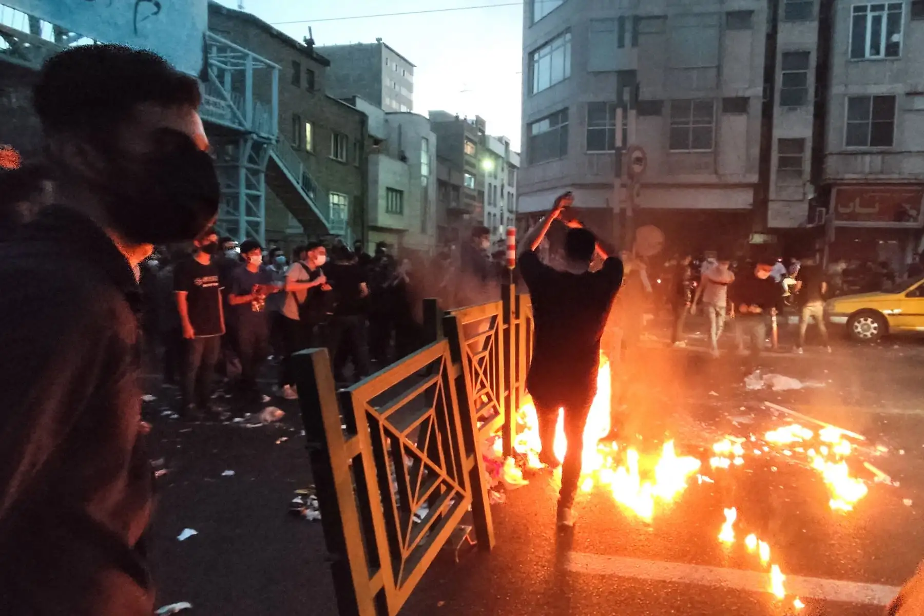 Las protestas se extendieron a 15 ciudades de Irán durante la noche por la muerte de la joven Mahsa Amini. Foto: AFP
