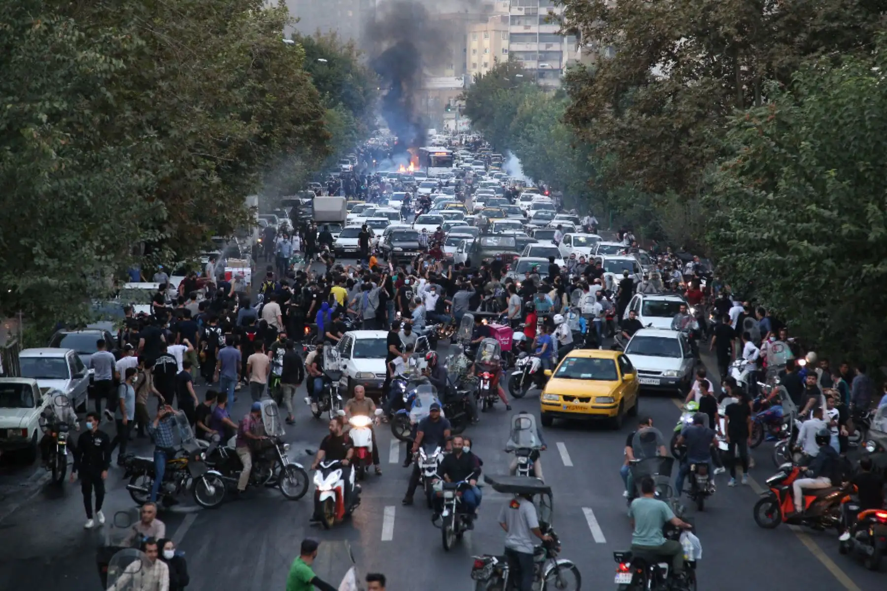 Las protestas se extendieron a 15 ciudades de Irán durante la noche por la muerte de la joven Mahsa Amini. Foto: AFP