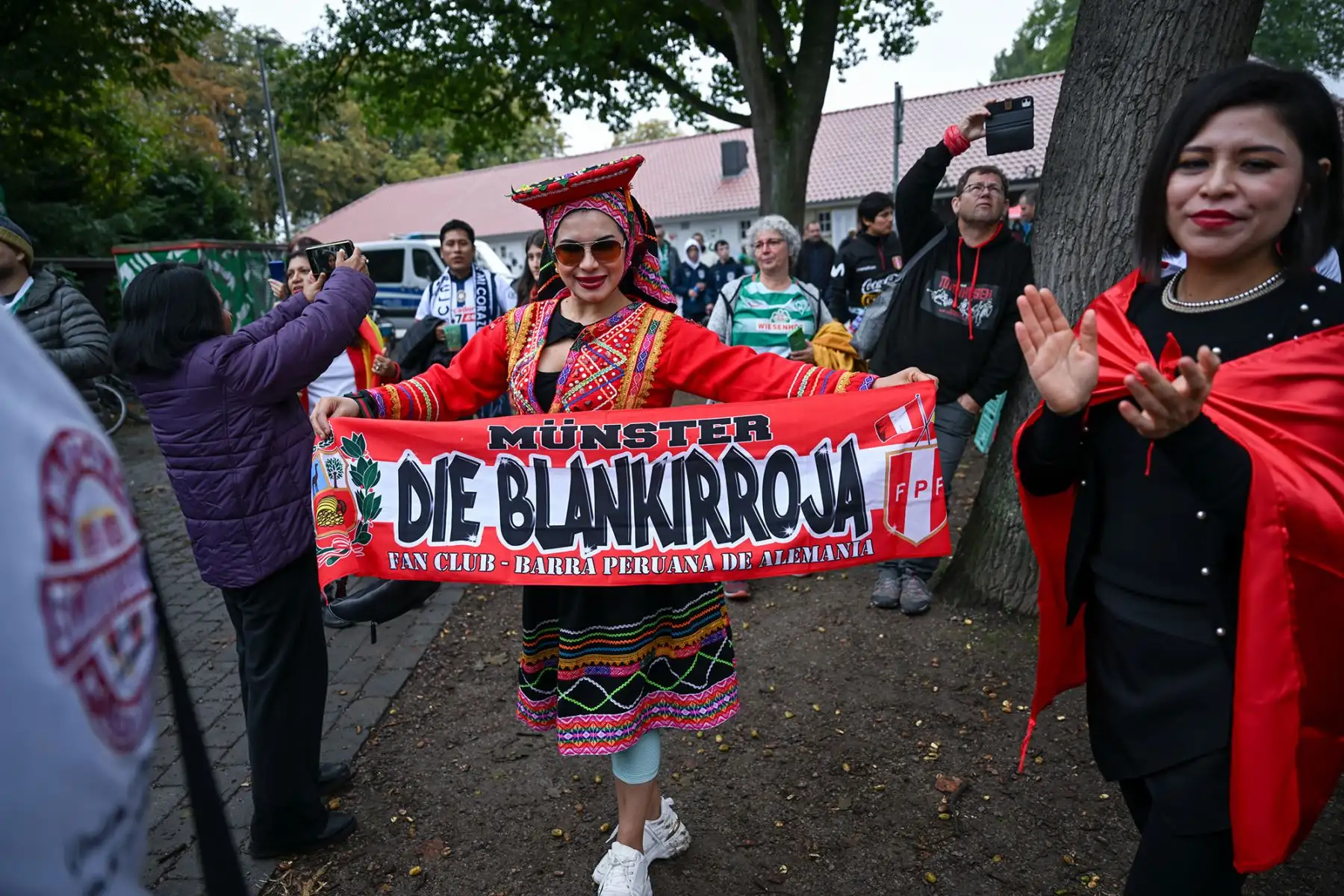 El futbolista peruano Claudio Pizarro se despidió a lo grande hoy jugando un emotivo partido ante miles de hinchas en el Weserstadion de Bremen, que corearon su nombre y lo ovacionaron como uno de los mejores jugadores extranjeros en la historia del balompié alemán. Foto: Difusión