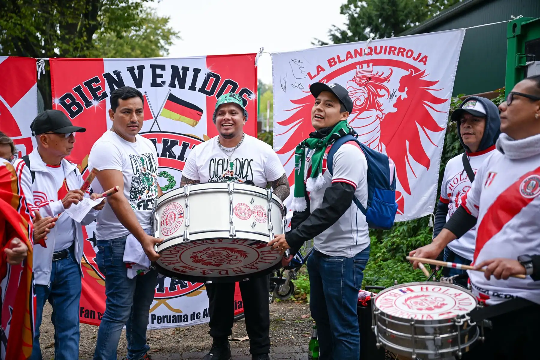 El futbolista peruano Claudio Pizarro se despidió a lo grande hoy jugando un emotivo partido ante miles de hinchas en el Weserstadion de Bremen, que corearon su nombre y lo ovacionaron como uno de los mejores jugadores extranjeros en la historia del balompié alemán. Foto: Difusión