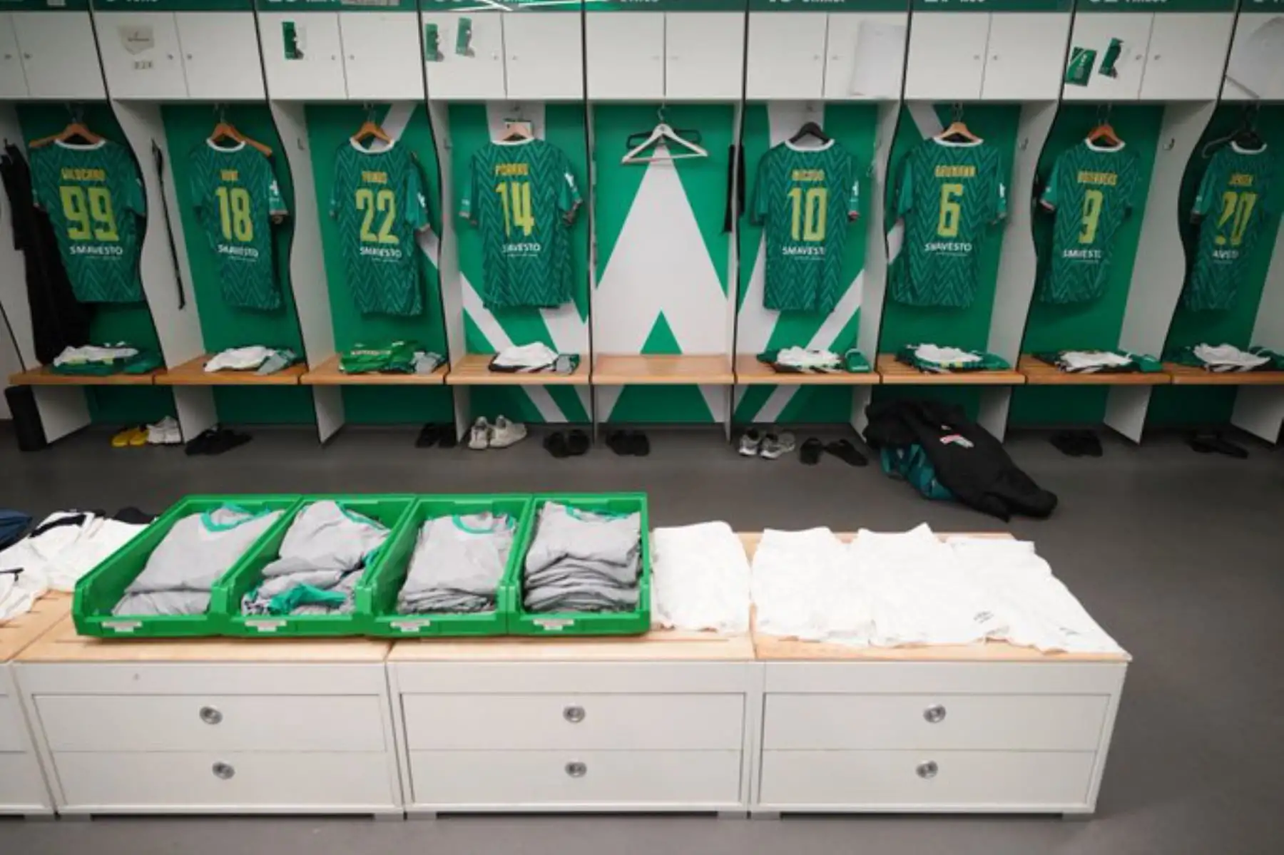 El futbolista peruano Claudio Pizarro se despidió a lo grande hoy jugando un emotivo partido ante miles de hinchas en el Weserstadion de Bremen, que corearon su nombre y lo ovacionaron como uno de los mejores jugadores extranjeros en la historia del balompié alemán. Foto: Difusión