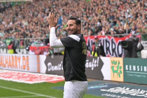 ¡Histórico! Claudio Pizarro se despide del fútbol con emotivo partido en Alemania