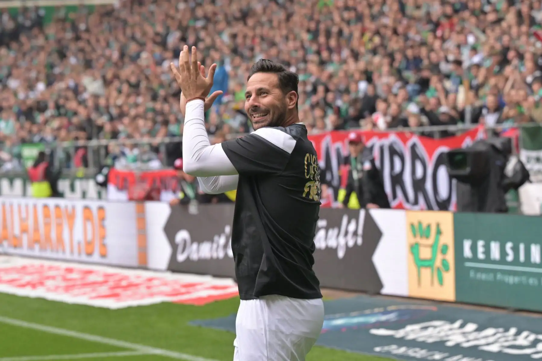 El futbolista peruano Claudio Pizarro se despidió a lo grande hoy jugando un emotivo partido ante miles de hinchas en el Weserstadion de Bremen, que corearon su nombre y lo ovacionaron como uno de los mejores jugadores extranjeros en la historia del balompié alemán. Foto: Difusión