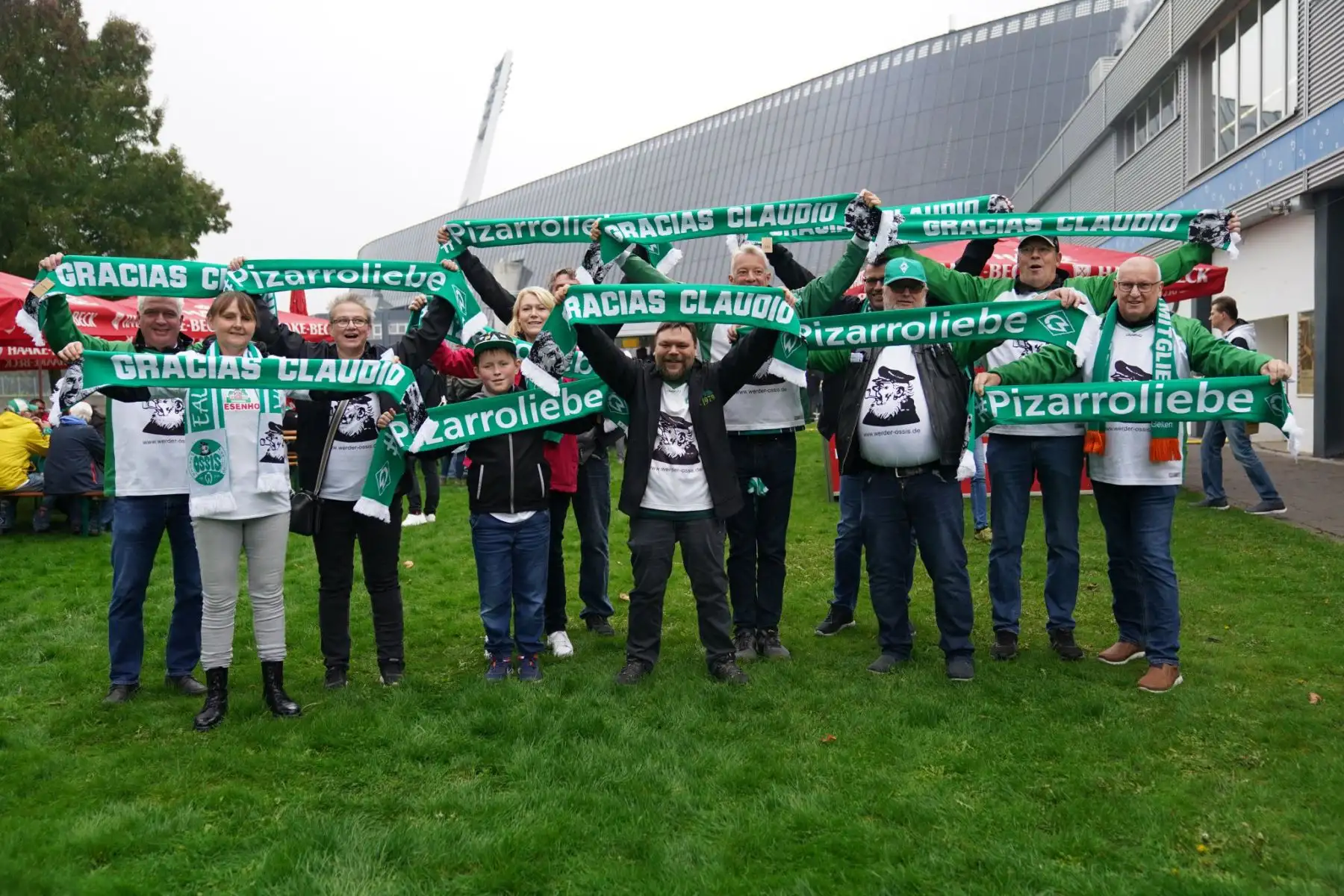 El futbolista peruano Claudio Pizarro se despidió a lo grande hoy jugando un emotivo partido ante miles de hinchas en el Weserstadion de Bremen, que corearon su nombre y lo ovacionaron como uno de los mejores jugadores extranjeros en la historia del balompié alemán. Foto: Difusión