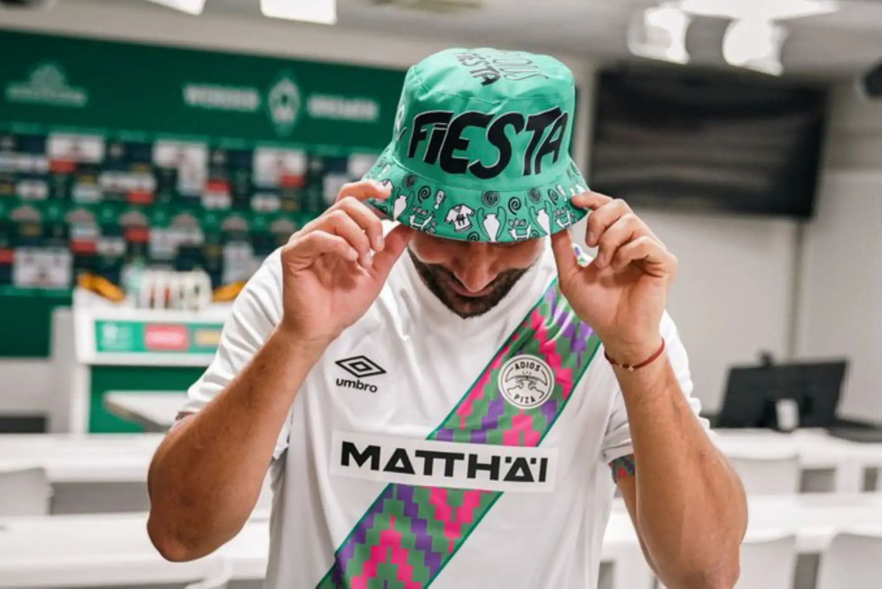 El futbolista peruano Claudio Pizarro se despidió a lo grande hoy jugando un emotivo partido ante miles de hinchas en el Weserstadion de Bremen, que corearon su nombre y lo ovacionaron como uno de los mejores jugadores extranjeros en la historia del balompié alemán. Foto: Difusión