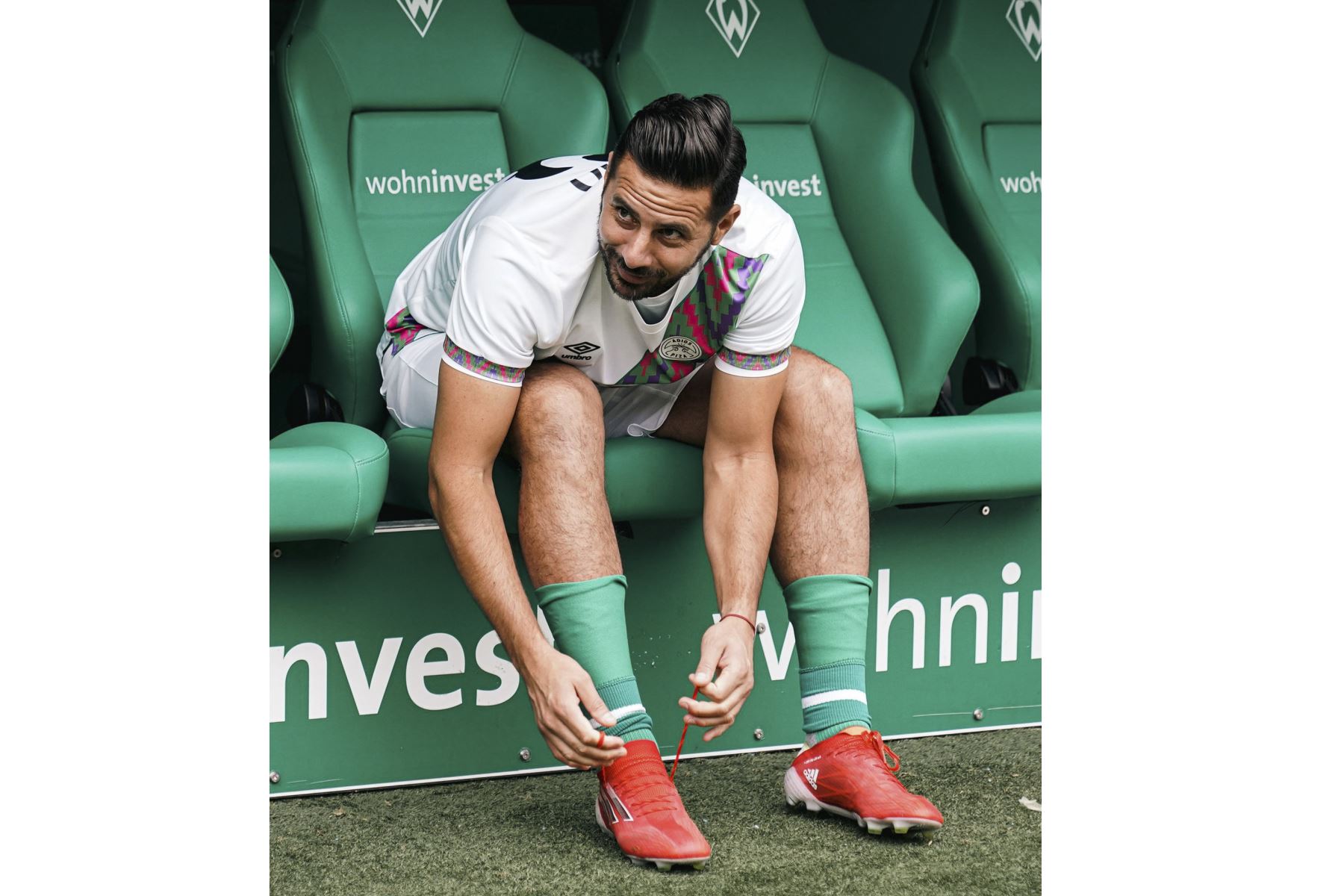 El futbolista peruano Claudio Pizarro se despidió a lo grande hoy jugando un emotivo partido ante miles de hinchas en el Weserstadion de Bremen, que corearon su nombre y lo ovacionaron como uno de los mejores jugadores extranjeros en la historia del balompié alemán. Foto: Difusión