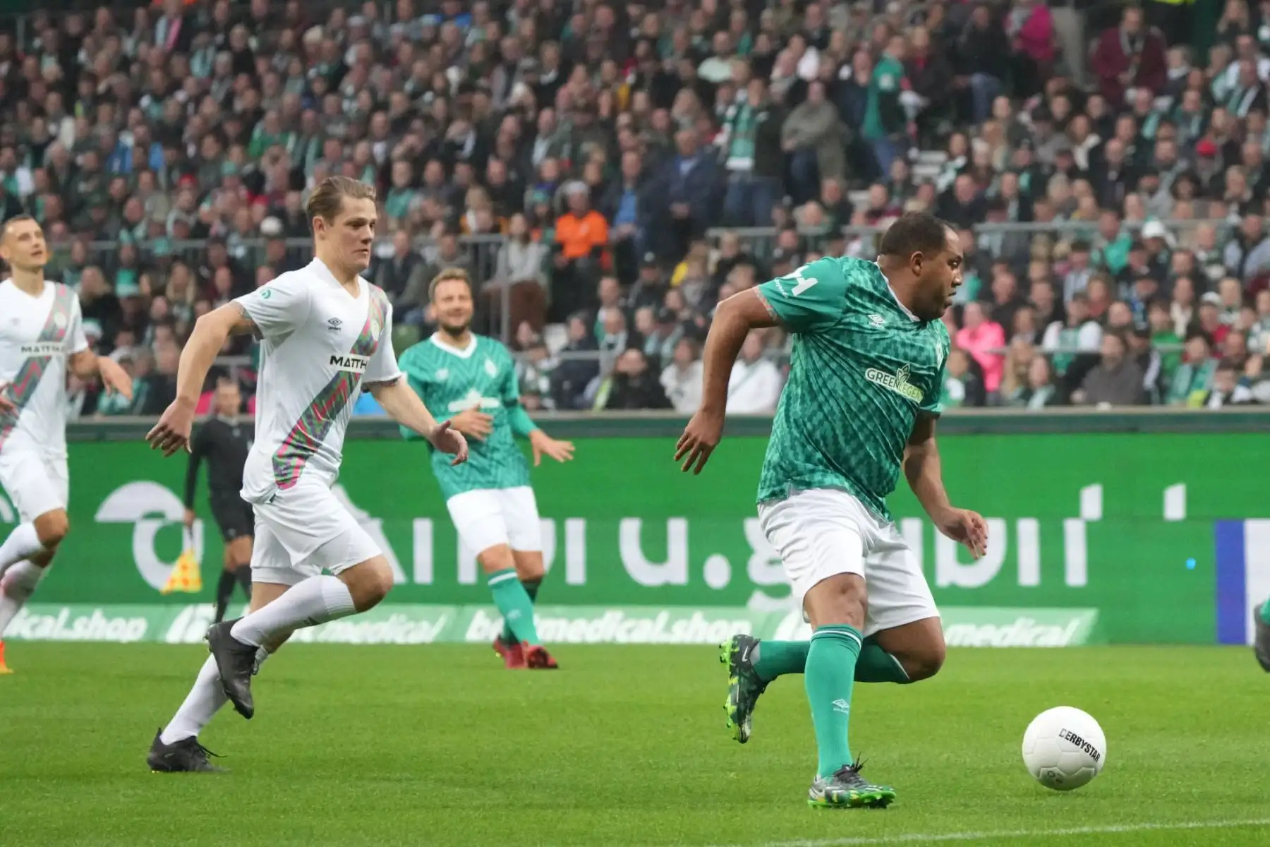 El futbolista peruano Claudio Pizarro se despidió a lo grande hoy jugando un emotivo partido ante miles de hinchas en el Weserstadion de Bremen, que corearon su nombre y lo ovacionaron como uno de los mejores jugadores extranjeros en la historia del balompié alemán. Foto: Difusión