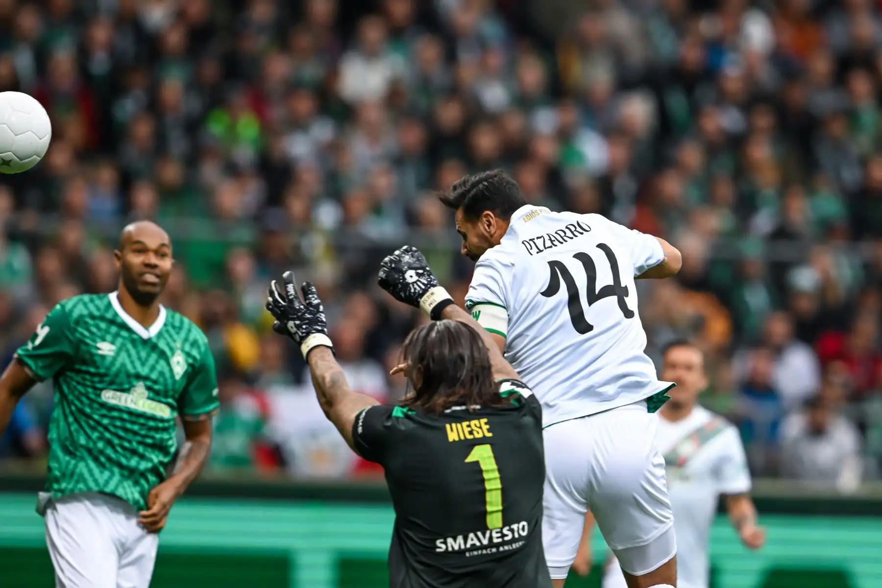 El futbolista peruano Claudio Pizarro se despidió a lo grande hoy jugando un emotivo partido ante miles de hinchas en el Weserstadion de Bremen, que corearon su nombre y lo ovacionaron como uno de los mejores jugadores extranjeros en la historia del balompié alemán. Foto: Difusión