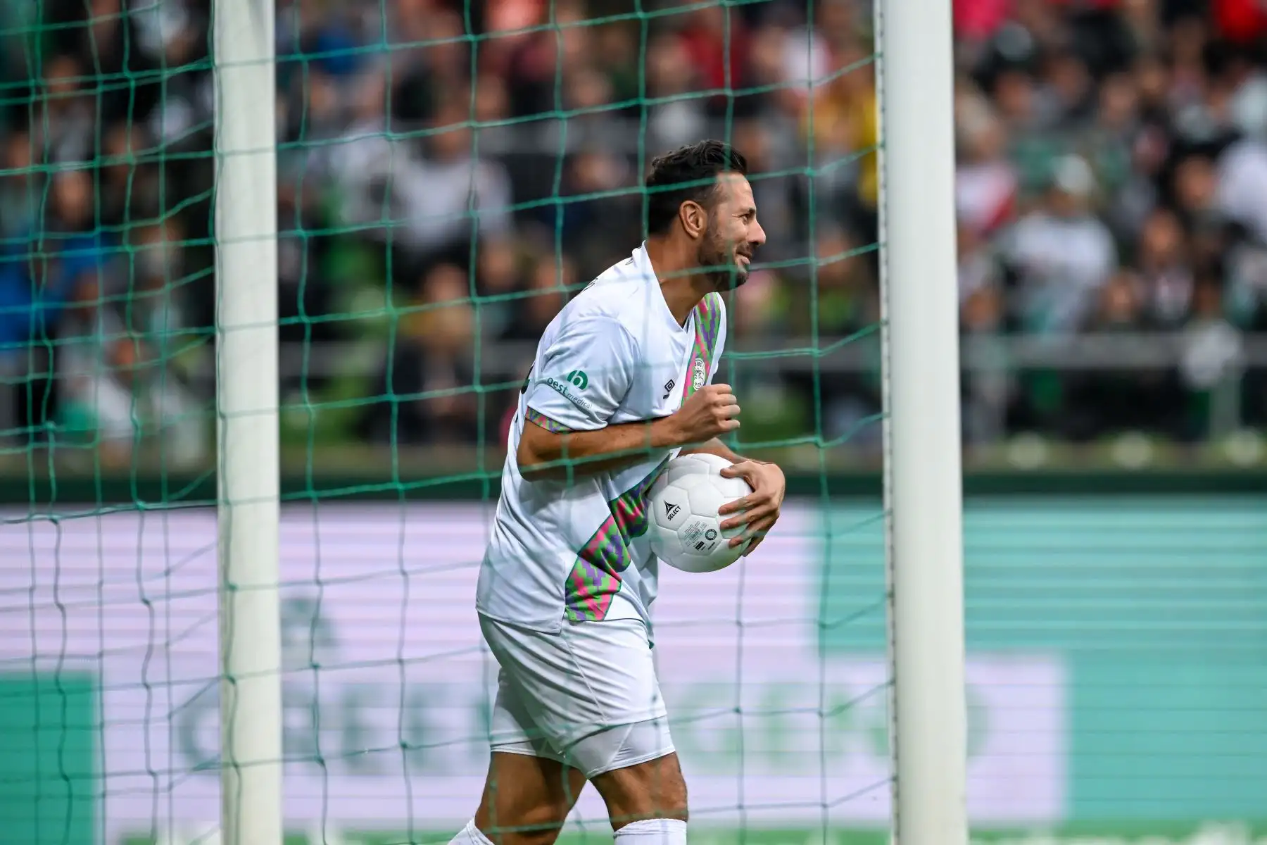 El futbolista peruano Claudio Pizarro se despidió a lo grande hoy jugando un emotivo partido ante miles de hinchas en el Weserstadion de Bremen, que corearon su nombre y lo ovacionaron como uno de los mejores jugadores extranjeros en la historia del balompié alemán. Foto: Difusión
