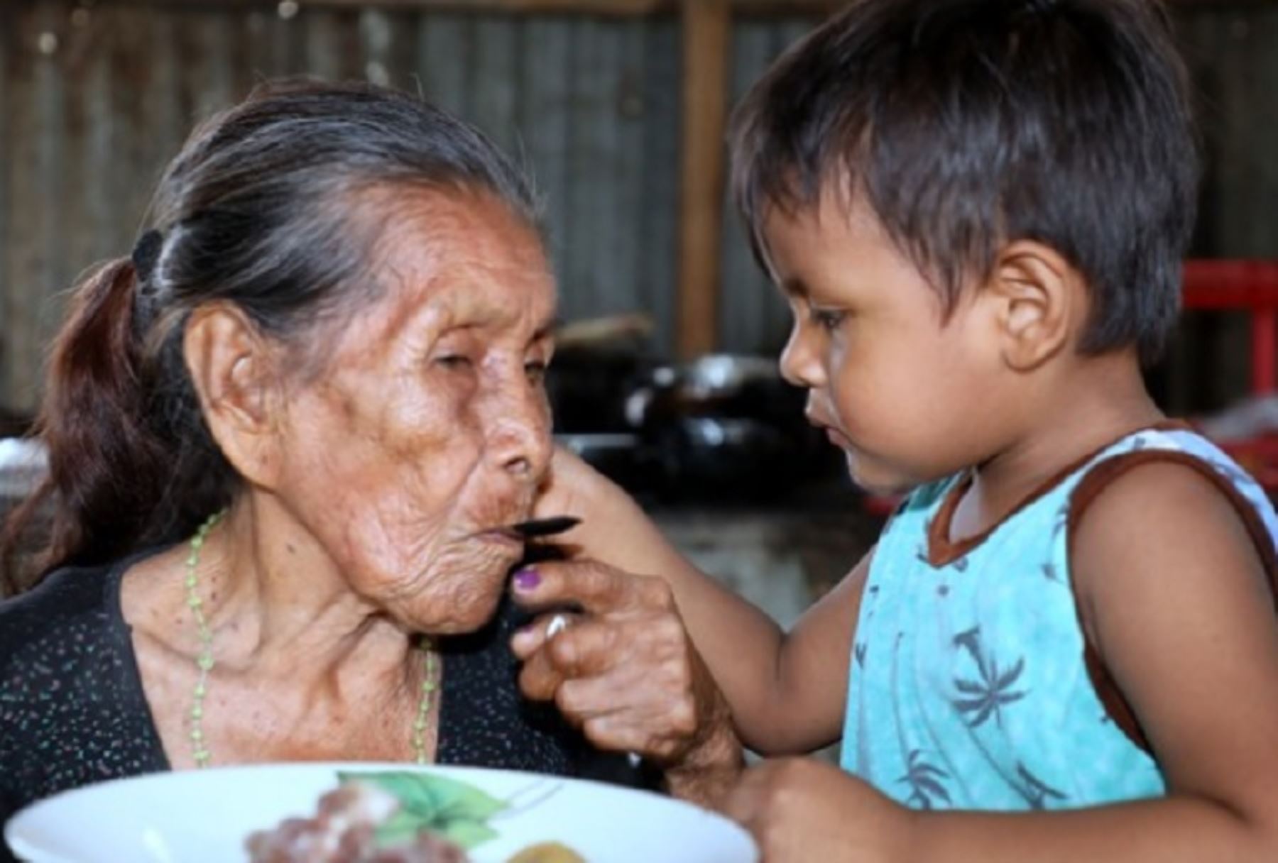 María Julia Yahuarcani Ayambo, usuaria centenaria del programa social Pensión 65, vive en el Barrio Florido del río Amazonas, en el distrito de Punchana, en la ciudad de Iquitos, capital de la región Loreto.