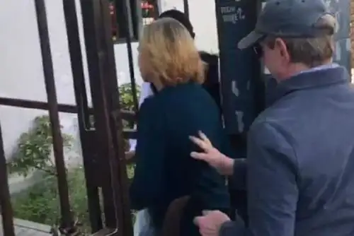 Esta mañana llegaron hasta las instalaciones del Instituto de Medicina Legal de Arequipa los padres de la turista belga Natacha de Crombrugghe, para informarse sobre los restos óseos encontrados en el cauce del río Colca, en Huambo, y que ingresaron ayer a la morgue para su identificación.