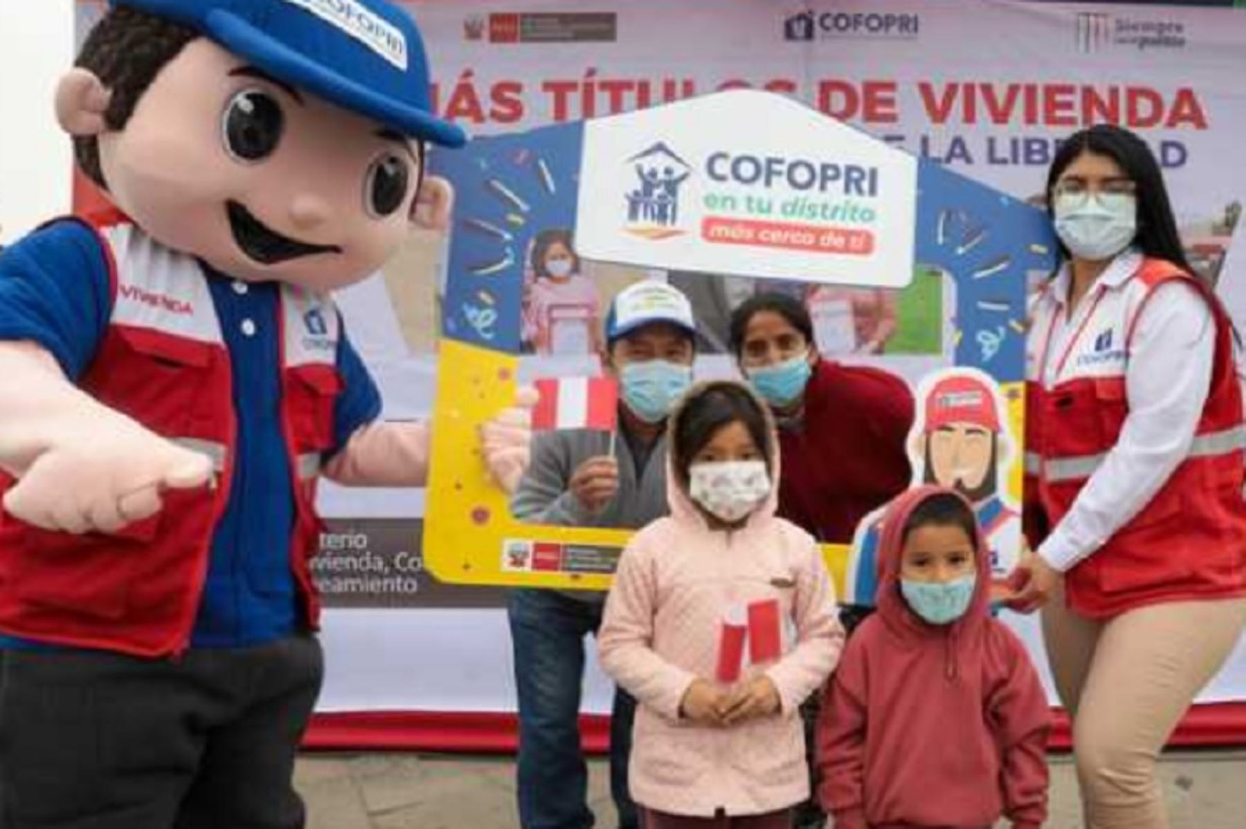 El Organismo de Formalización de la Propiedad Informal (Cofopri), entregó hoy 2,540 títulos de propiedad a familias y autoridades en el distrito La Esperanza, provincia de Trujillo, capital de la región La Libertad.