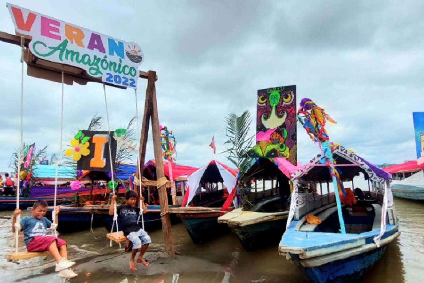 Con un colorido corso fluvial en el río Amazonas se celebró el Verano Amazónico 2022 en la región Loreto.