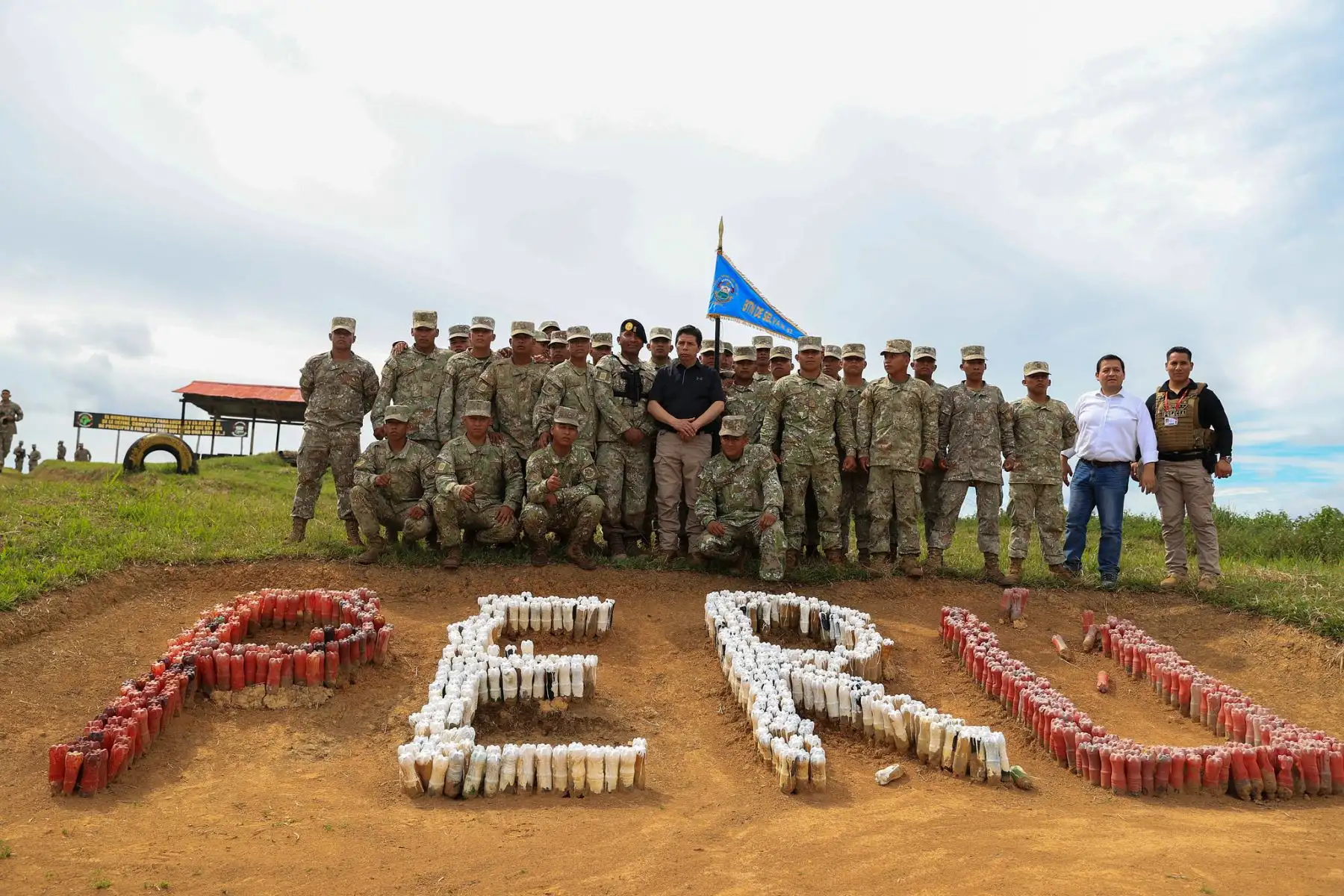 El presidente de la República, Pedro Castillo, visitó el Batallón de Selva “Sargento Fernando Lores Tenazoa” N83, en el distrito Teniente Manuel Clavero, provincia de Putumayo entre los límites de Perú, Ecuador y Colombia. Foto: ANDINA/Prensa Presidencia