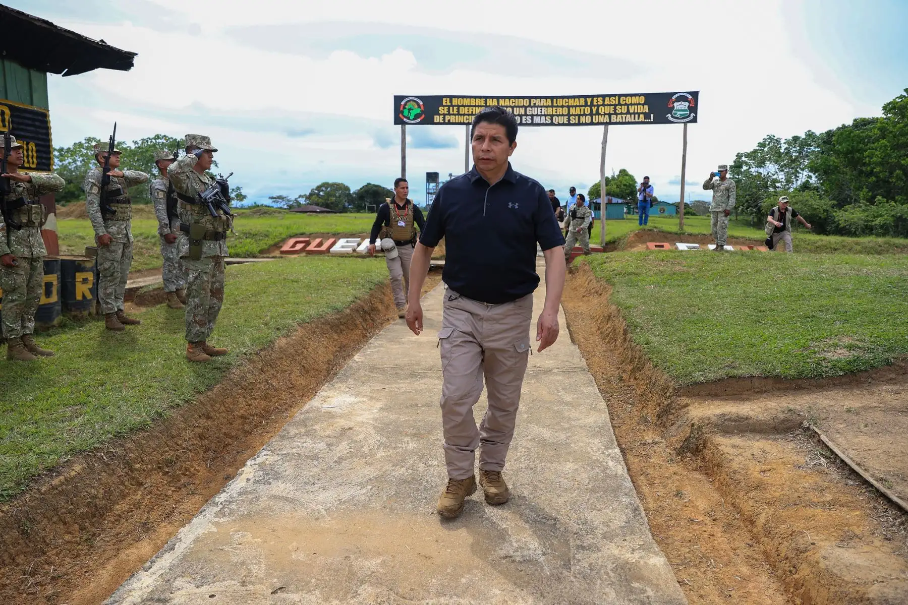 El presidente de la República, Pedro Castillo, visitó el Batallón de Selva “Sargento Fernando Lores Tenazoa” N83, en el distrito Teniente Manuel Clavero, provincia de Putumayo entre los límites de Perú, Ecuador y Colombia. Foto: ANDINA/Prensa Presidencia