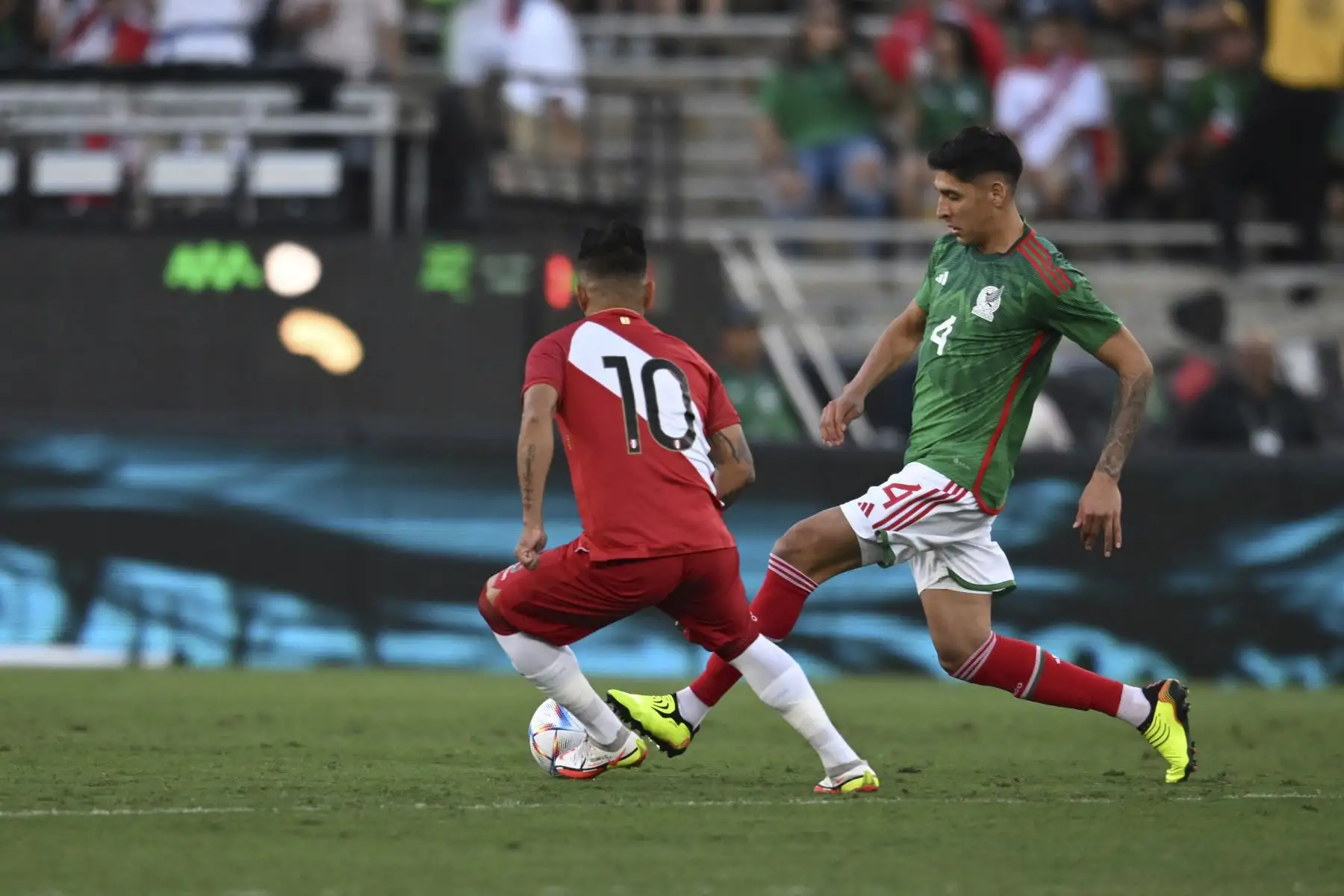 El mediocampista peruano Christian Cueva compite por el balón con el mediocampista mexicano Edson Álvarez durante el partido amistoso, en el Rose Bowl de Pasadena, California. Foto: AFP