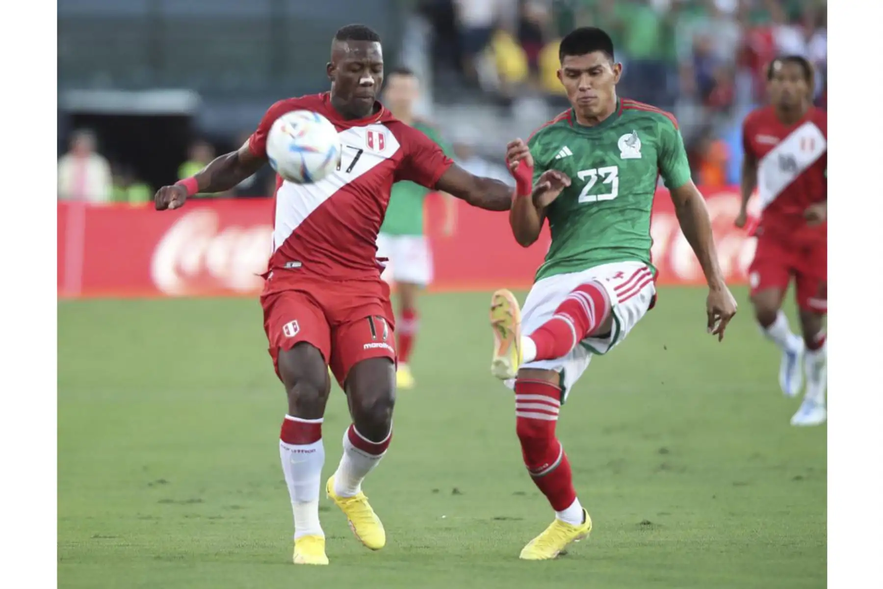 Luis Advíncula de Perú enfrenta a su rival de México en partido amistoso que se disputa en el Rose Bowl Stadium de Pasadena, en California, Estados Unidos. Foto: FPF