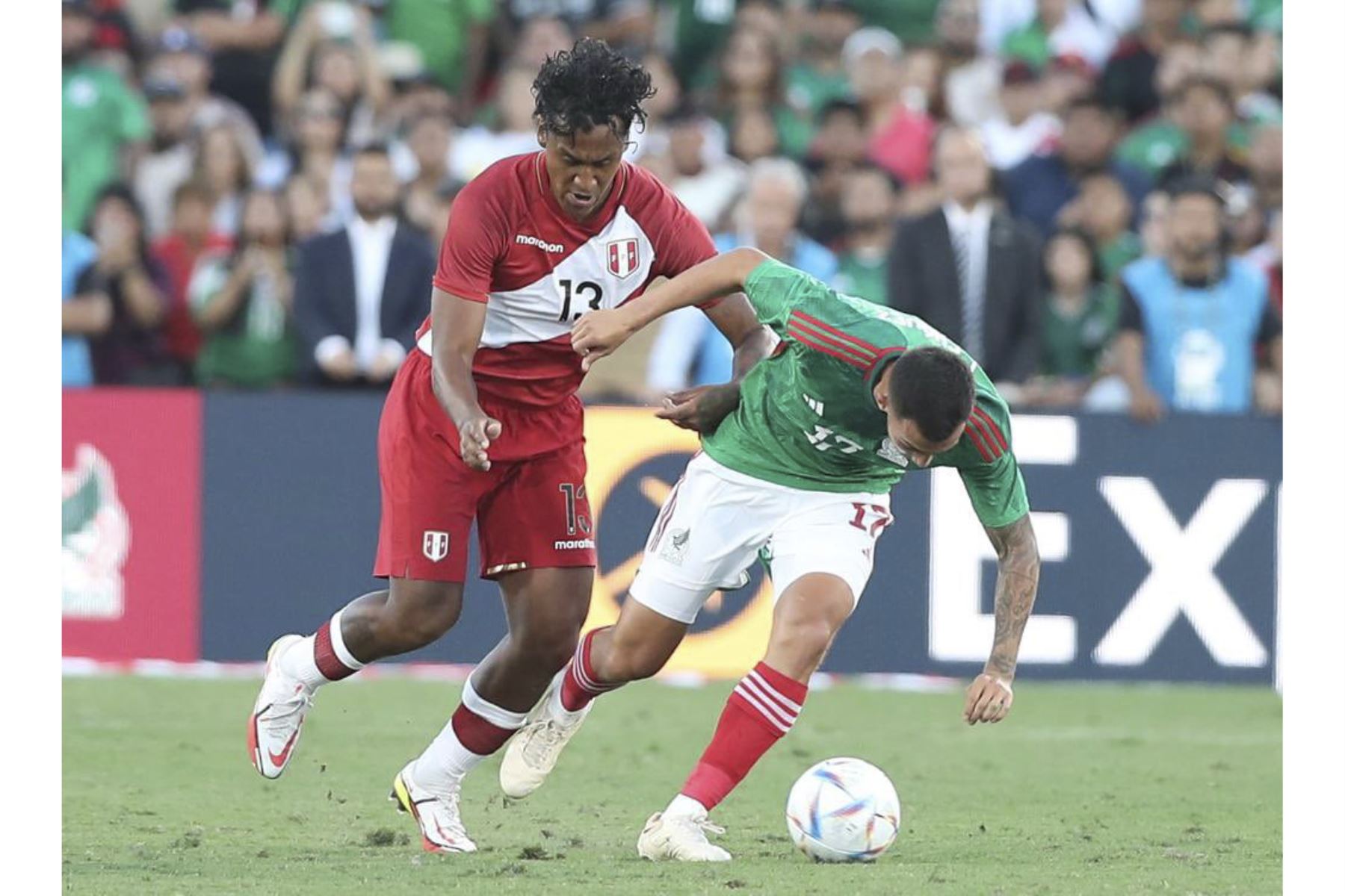 Renato Tapia de Perú enfrenta a su rival de México en partido amistoso que se disputa en el Rose Bowl Stadium de Pasadena, en California, Estados Unidos. Foto: FPF