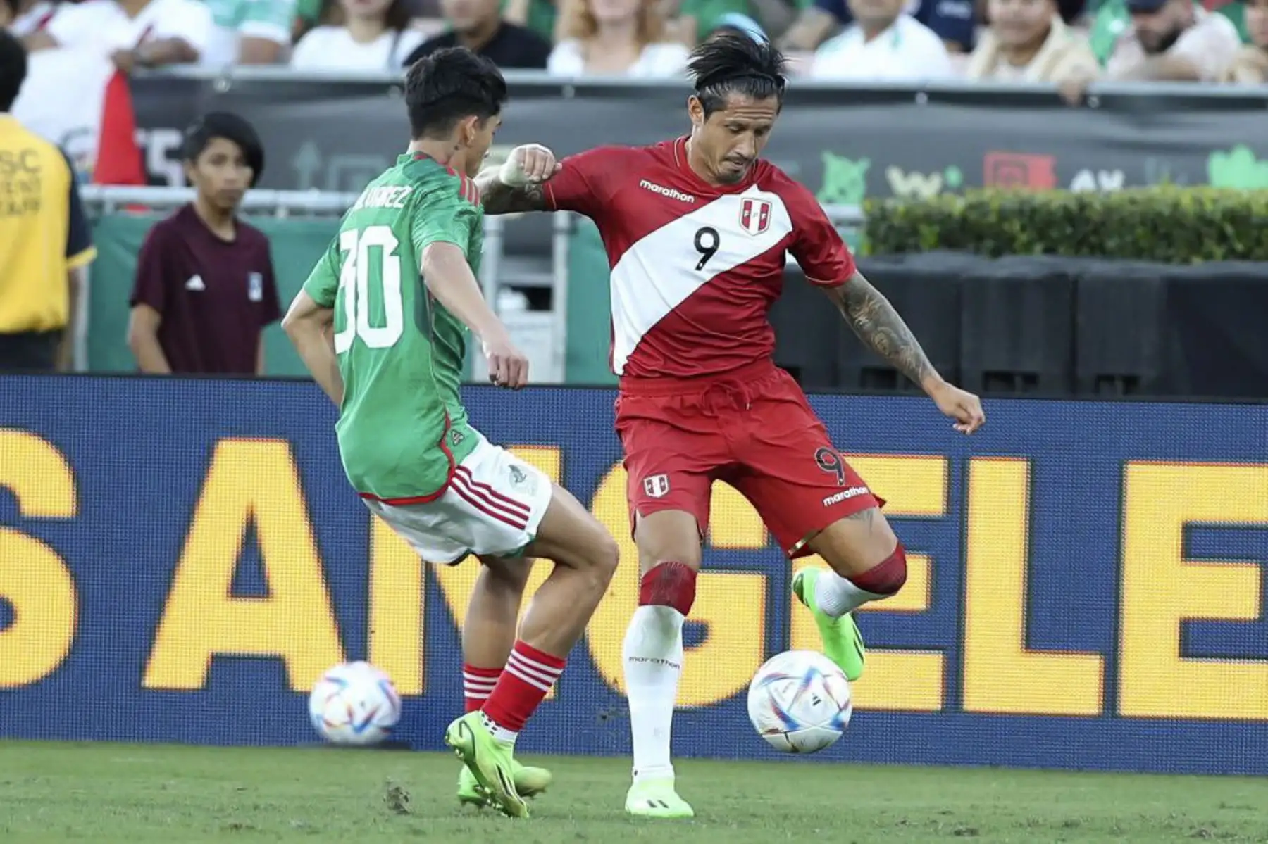Gianluca Lapadula de Perú enfrenta a su rival de México en partido amistoso que se disputa en el Rose Bowl Stadium de Pasadena, en California, Estados Unidos. Foto: FPF