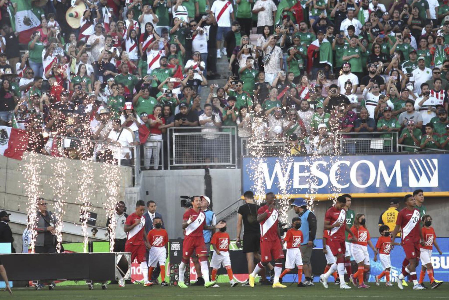 Perú enfrenta a México en partido amistoso que se disputa en el Rose Bowl Stadium de Pasadena, en California, Estados Unidos. Foto: FPF