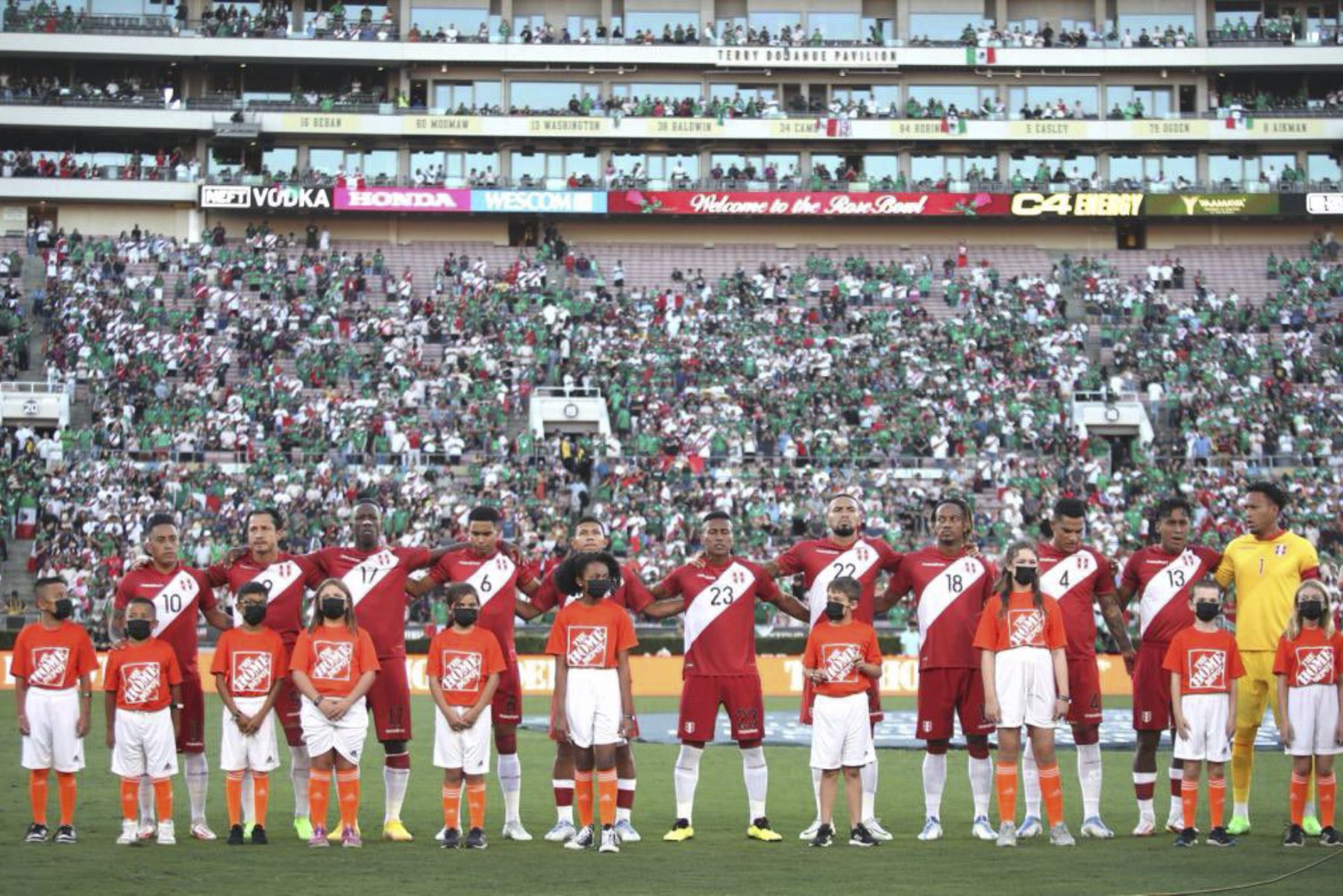 Perú enfrenta a México en partido amistoso que se disputa en el Rose Bowl Stadium de Pasadena, en California, Estados Unidos. Foto: FPF
