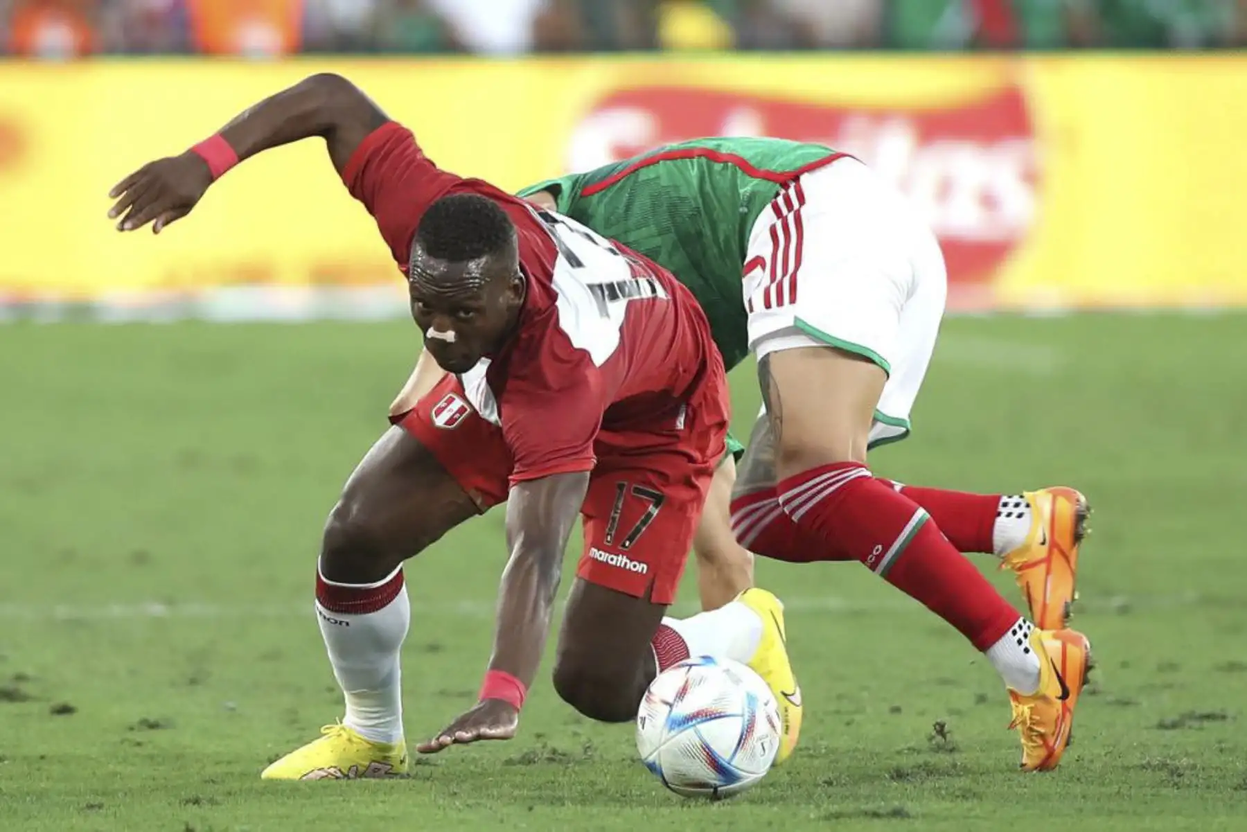 Luis Advíncula Perú enfrenta a su rival de México en partido amistoso que se disputa en el Rose Bowl Stadium de Pasadena, en California, Estados Unidos. Foto: FPF