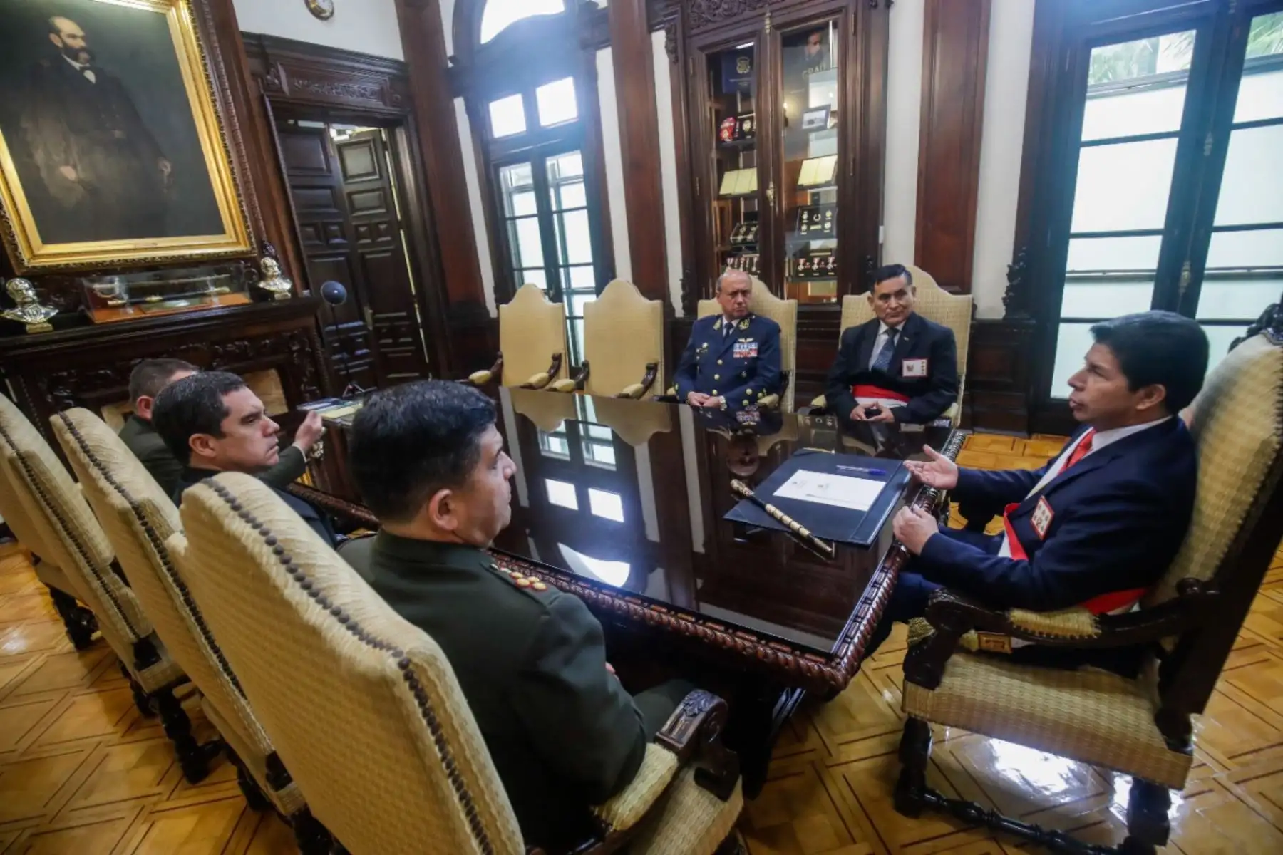 El presidente de la República, Pedro Castillo, sostuvo encuentro con comandantes generales de las FFAA. Participó también el ministro de Defensa, Daniel Hugo Barragán Coloma. Foto: ANDINA/Prensa Presidencia