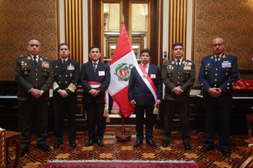 Presidente Pedro Castillo sostuvo encuentro con comandantes generales de las FFAA