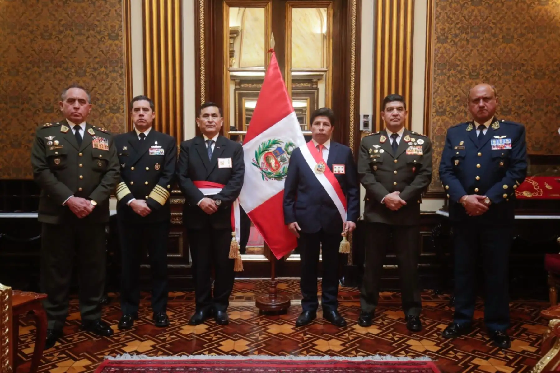 El presidente de la República, Pedro Castillo, sostuvo encuentro con comandantes generales de las FFAA. Participó también el ministro de Defensa, Daniel Hugo Barragán Coloma. Foto: ANDINA/Prensa Presidencia