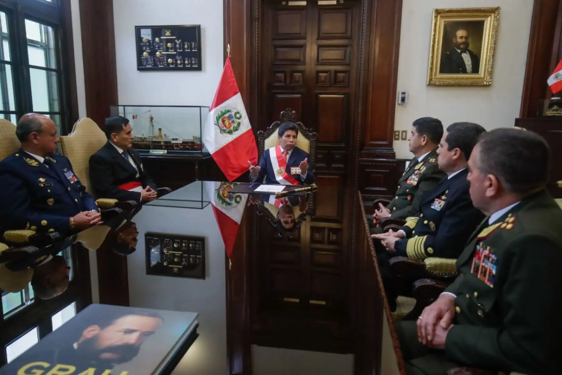 El presidente de la República, Pedro Castillo, sostuvo encuentro con comandantes generales de las FFAA. Participó también el ministro de Defensa, Daniel Hugo Barragán Coloma. Foto: ANDINA/Prensa Presidencia