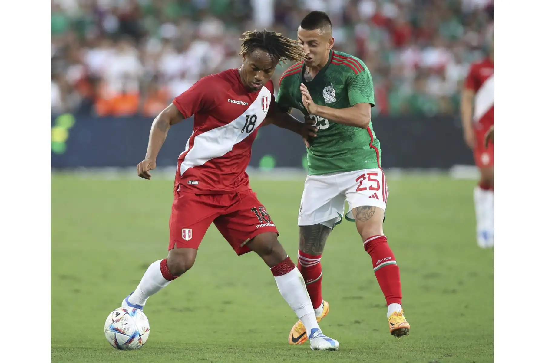 André Carrillo de Perú enfrenta a su rival de México en partido amistoso que se disputa en el Rose Bowl Stadium de Pasadena, en California, Estados Unidos. Foto: FPF
