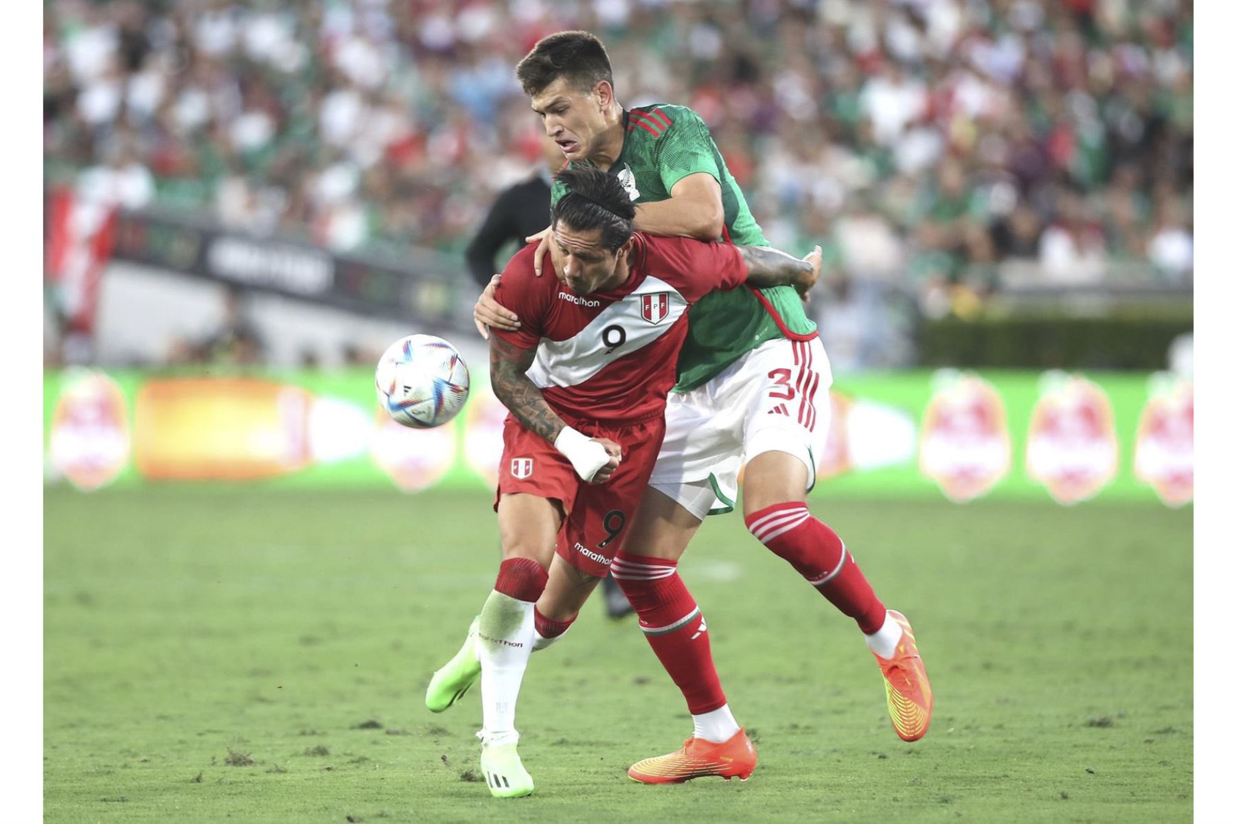 Gianluca Lapadula Perú enfrenta a su rival de México en partido amistoso que se disputa en el Rose Bowl Stadium de Pasadena, en California, Estados Unidos. Foto: FPF