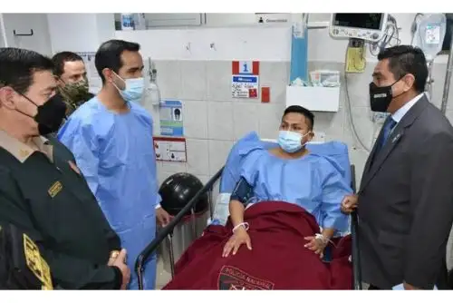 El ministro Willy Huerta visita al suboficial herido en Surquillo.