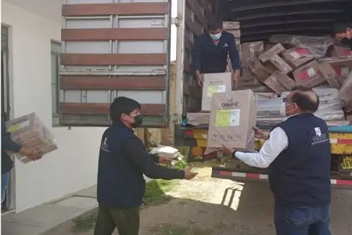 En total llegaron 139 paquetes que contienen cédulas de sufragio, actas electorales, lapiceros, ánforas, cabinas de votación, entre otros materiales. También incluyen cédulas Braille.