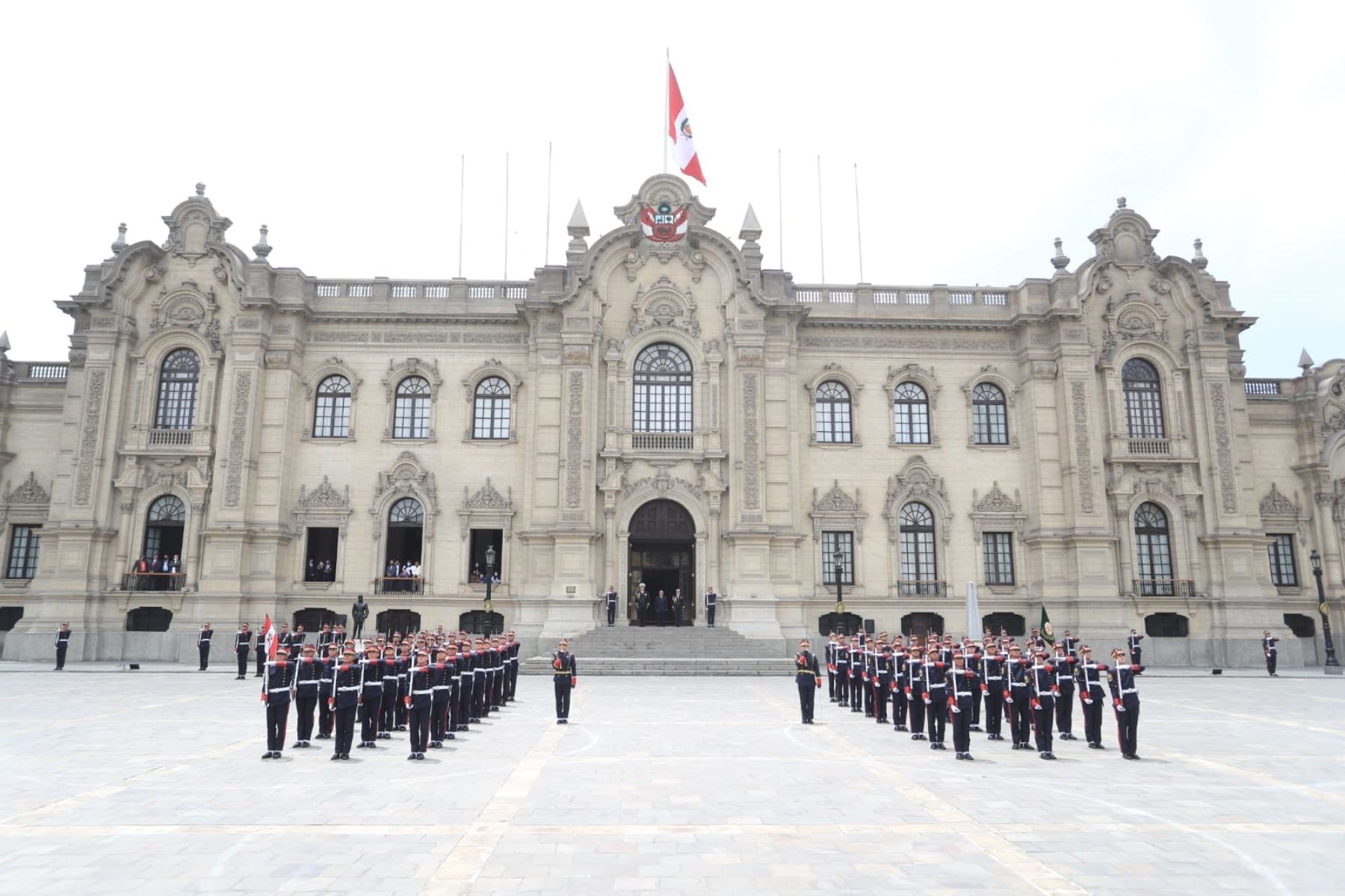 Jefe del Gabinete Ministerial, Aníbal Torres, lideró tradicional cambio de guardia en Palacio de Gobierno.