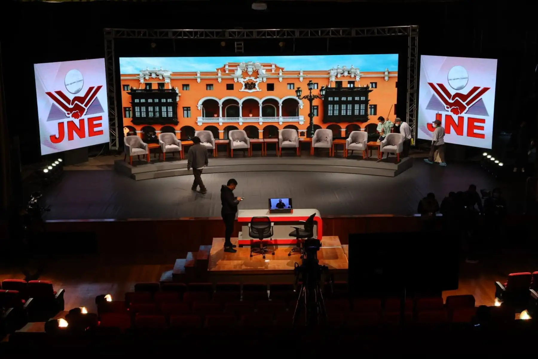 Todo va quedando listo para que los candidatos a la alcaldía de Lima sean parte del Debate Municipal 2022 organizado por el Jurado Nacional de Elecciones que se realiza en el auditorio Ella Dunbar Temple de la Universidad Nacional Mayor de San Marcos (UNMSM). Foto: ANDINA/ Andrés Valle