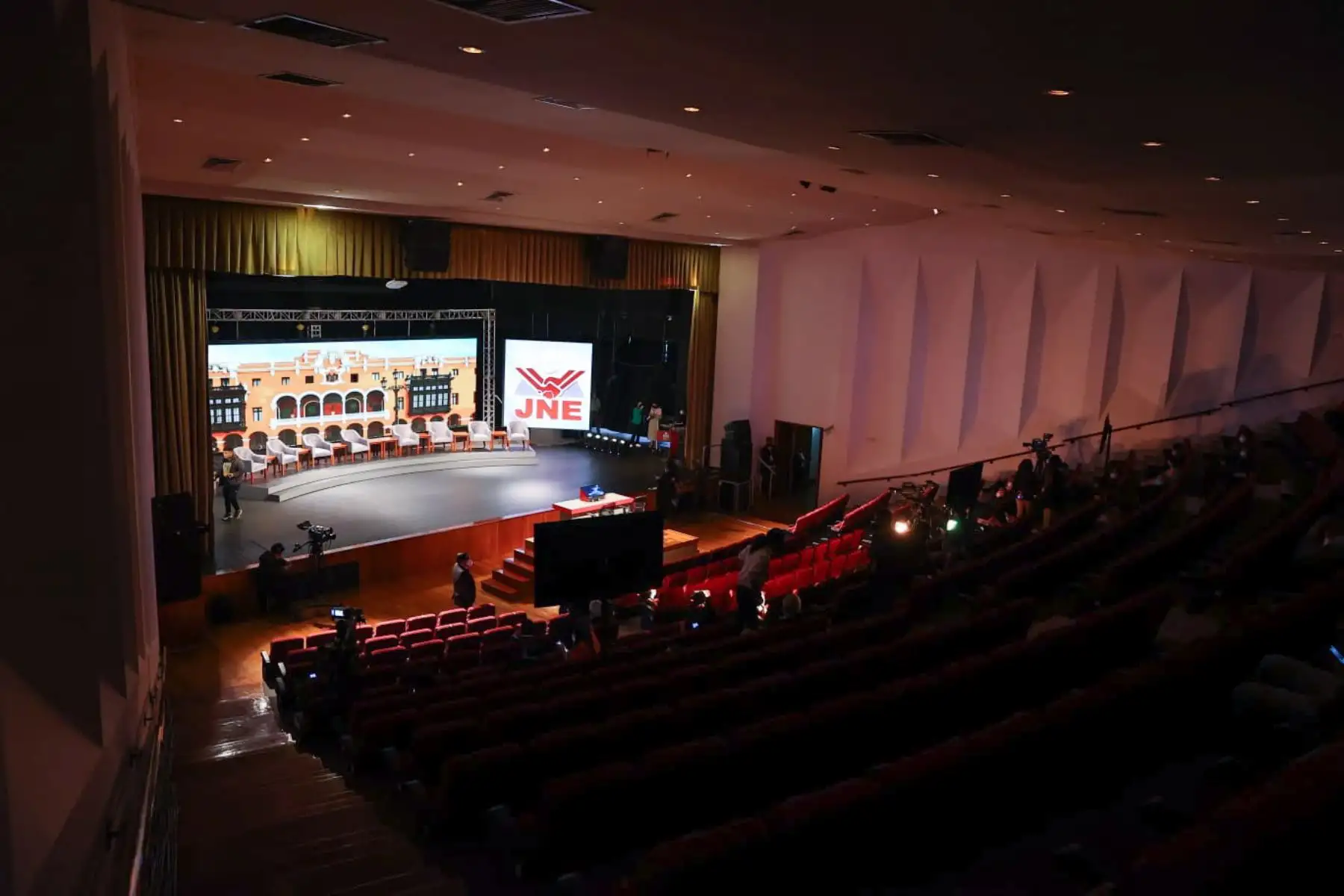 Todo va quedando listo para que los candidatos a la alcaldía de Lima sean parte del Debate Municipal 2022 organizado por el Jurado Nacional de Elecciones que se realiza en el auditorio Ella Dunbar Temple de la Universidad Nacional Mayor de San Marcos (UNMSM). Foto: ANDINA/ Andrés Valle