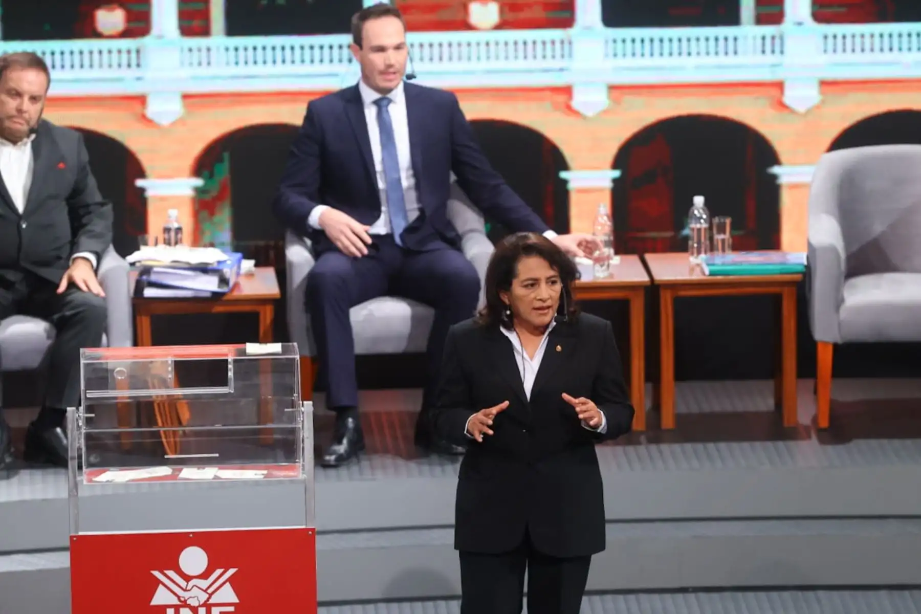 La candidata a las elecciones municipales de Lima, Elizabeth León, por el partido político, Frente de la Esperanza 2021,  participa del debate organizado por el Jurado Nacional de Elecciones (JNE). Foto: ANDINA/Andrés Valle