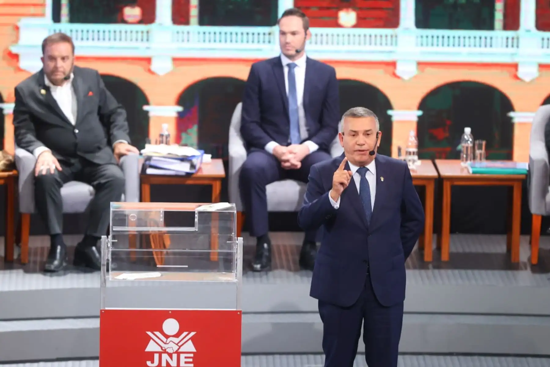 El candidato a las elecciones municipales de Lima, Daniel Urresti, por el partido político Podemos Perú, participa del debate organizado por el Jurado Nacional de Elecciones (JNE). Foto: ANDINA/Andrés Valle