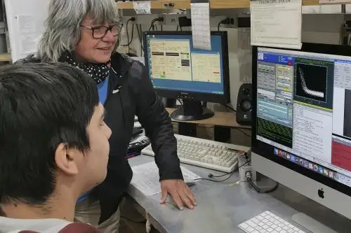 La astrónoma Myriam Pajuelo, junto al joven investigador Aldo Panfichi, forma parte de la lista de expertos miembros del DART Team,equipo liderado por el Laboratorio de Física Aplicada de Johns Hopkins University. Foto: PUCP