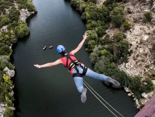 Inacal aprobó una norma técnica de calidad que regula el equipamiento y seguridad para la práctica del puentismo, una modalidad de turismo de aventura que se practica en Perú. ANDINA/Difusión
