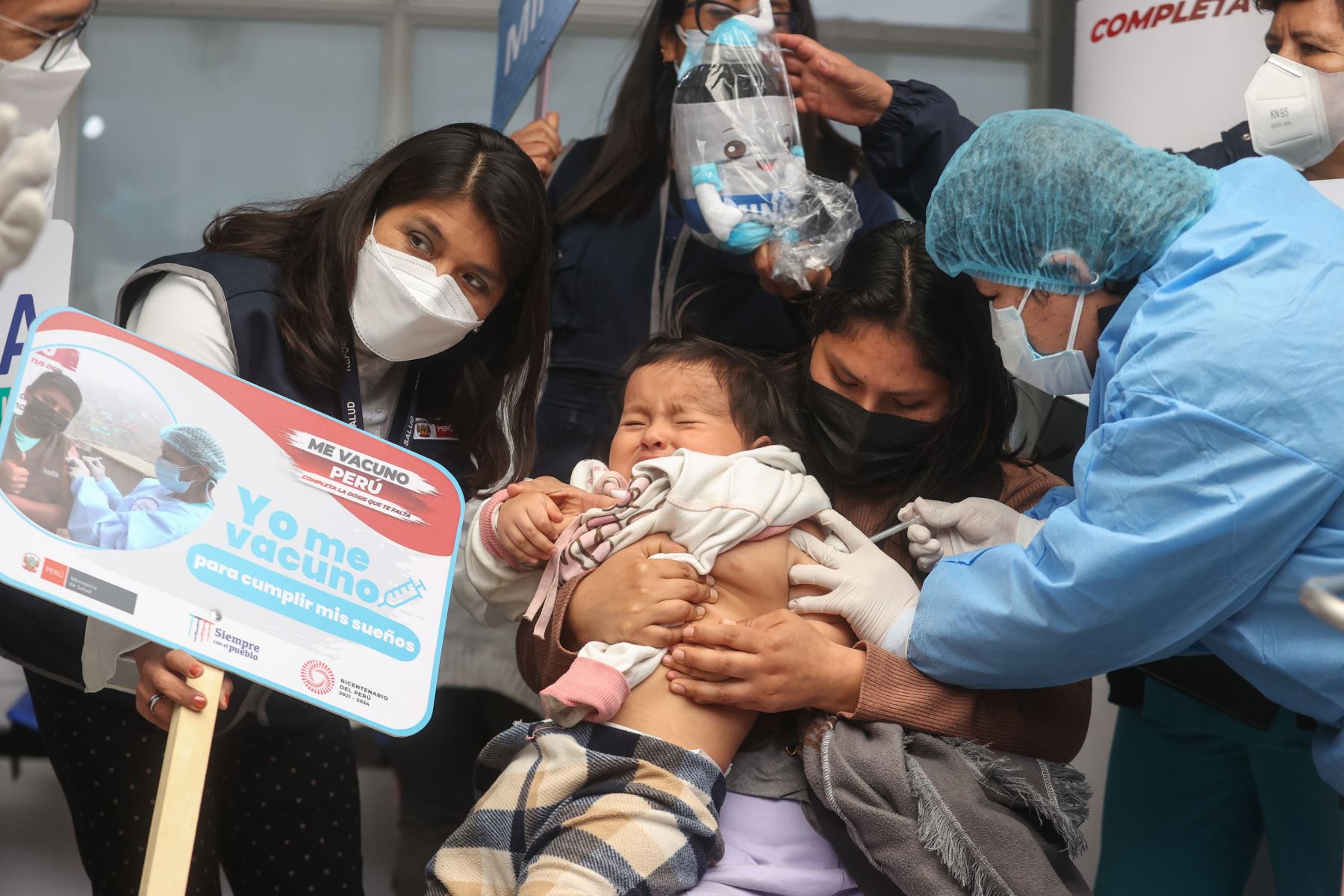 Para ello, la Diris Lima sur ha recibido 5040 frascos de la vacuna contra la COVID-19, los cuales han sido distribuidos a los 117 de establecimientos de salud de nivel II, III y IV.  En Lima sur, se espera vacunar a 149,000 niñas y niños de 6 meses hasta los 4 años recibirán la vacuna contra la COVID-19.
Foto: ANDINA/Vidal Tarqui