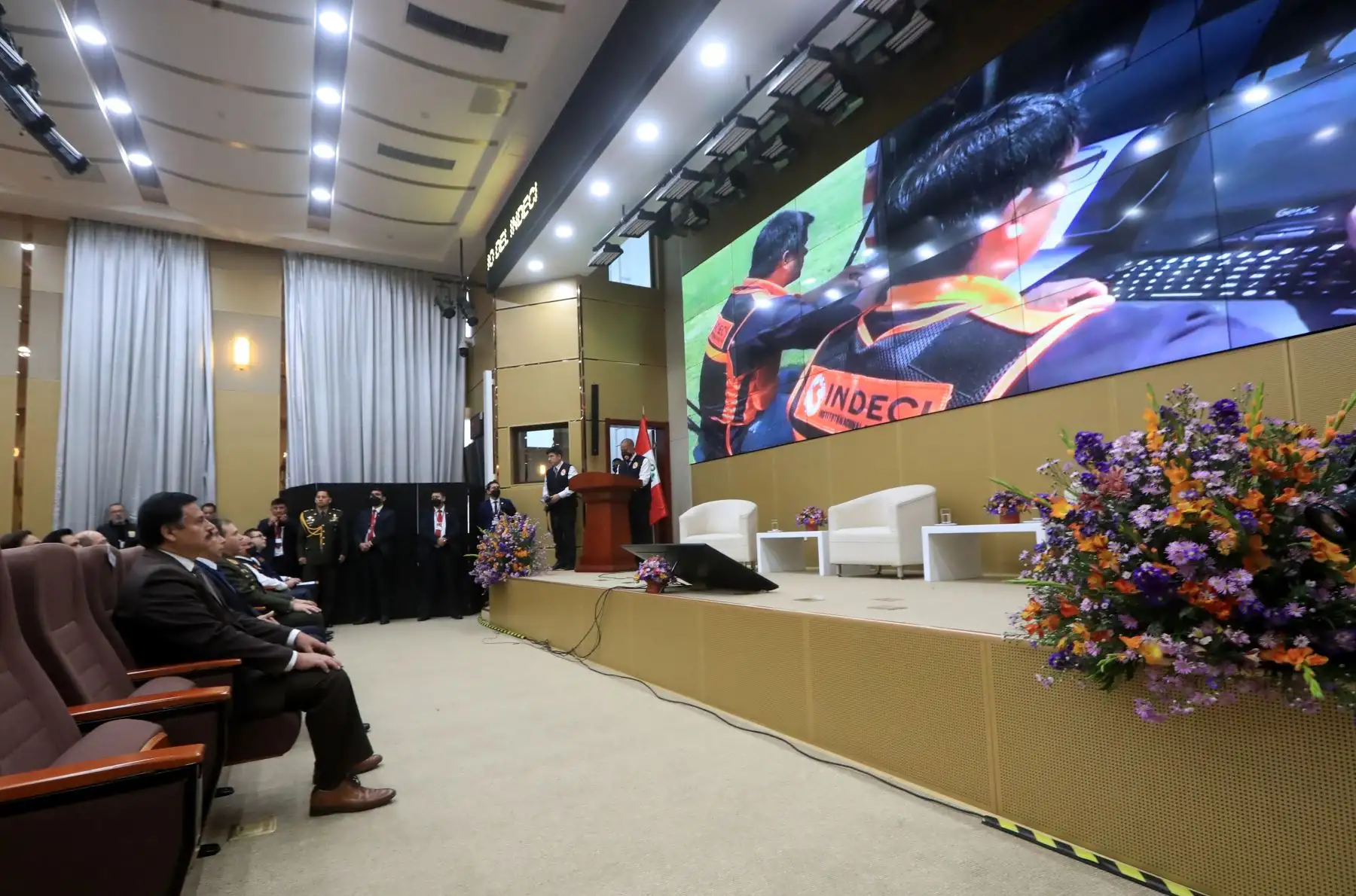 Este foro realizado en el COEN, busca generar un espacio de debate técnico para el fortalecimiento de los tres procesos de preparación, respuesta y rehabilitación a cargo del INDECI.
Foto: ANDINA/MINDEF