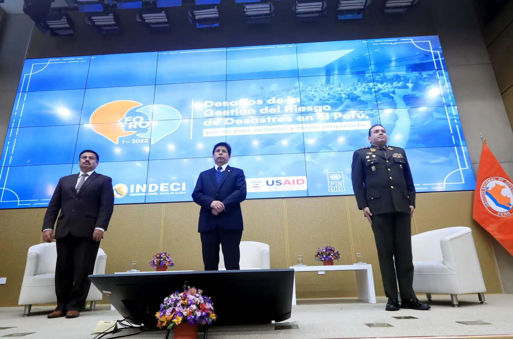 El Presidente de la República, Pedro Castillo, junto al ministro de Defensa, Daniel Barragán, participan en el I Foro “Desafíos de la Gestión del Riesgo de Desastres en el Perú, por un país inclusivo y mejor preparado”, en el marco del 35.° aniversario de creación del INDECI.
Foto: ANDINA/MINDEF
