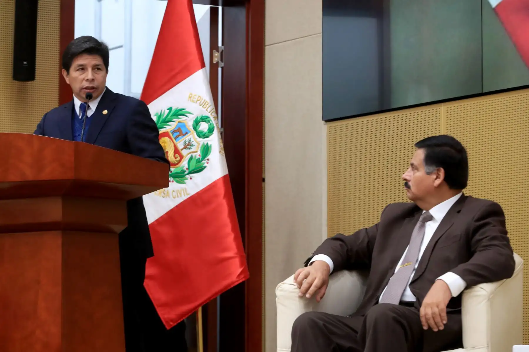 El Presidente de la República, Pedro Castillo, junto al ministro de Defensa, Daniel Barragán, participan en el I Foro “Desafíos de la Gestión del Riesgo de Desastres en el Perú, por un país inclusivo y mejor preparado”, en el marco del 35.° aniversario de creación del INDECI.
Foto: ANDINA/MINDEF